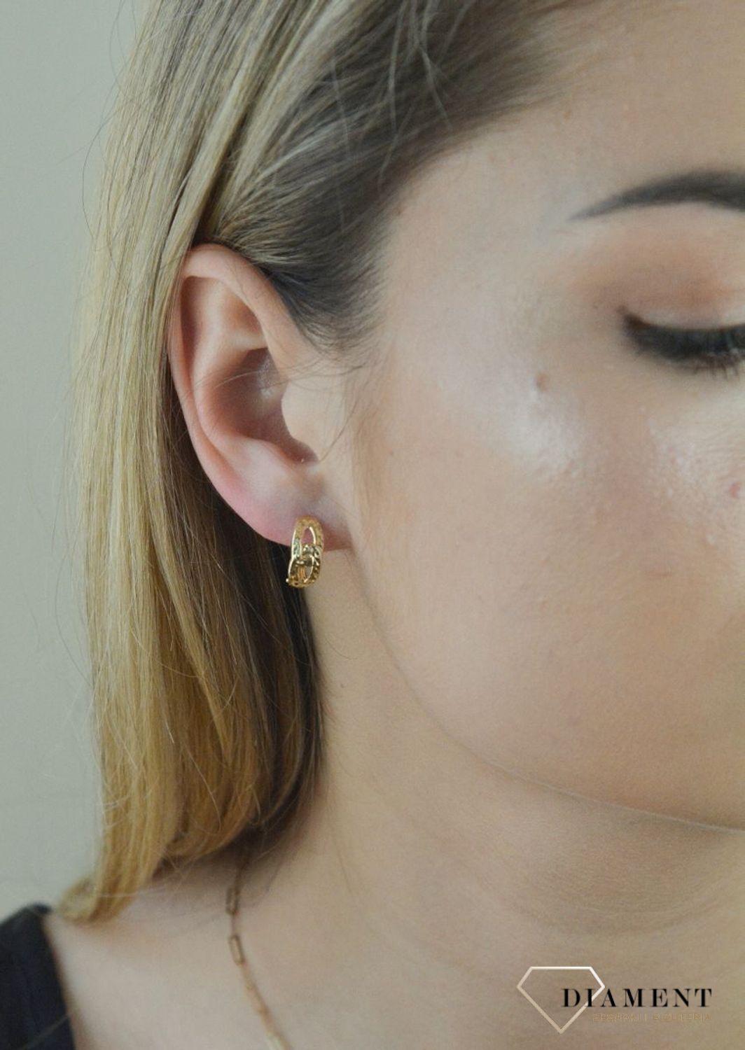 Złote kolczyki wiszące 585 grawerowane KL 10942. Złote kolczyki próby 585. Złote kolczyki wiszące. Złote kolczyki damskie. Złote kolczyki grawerowane. Złote kolczyki dla kobiety. Złote kolczyki idealne na prezent..jpg